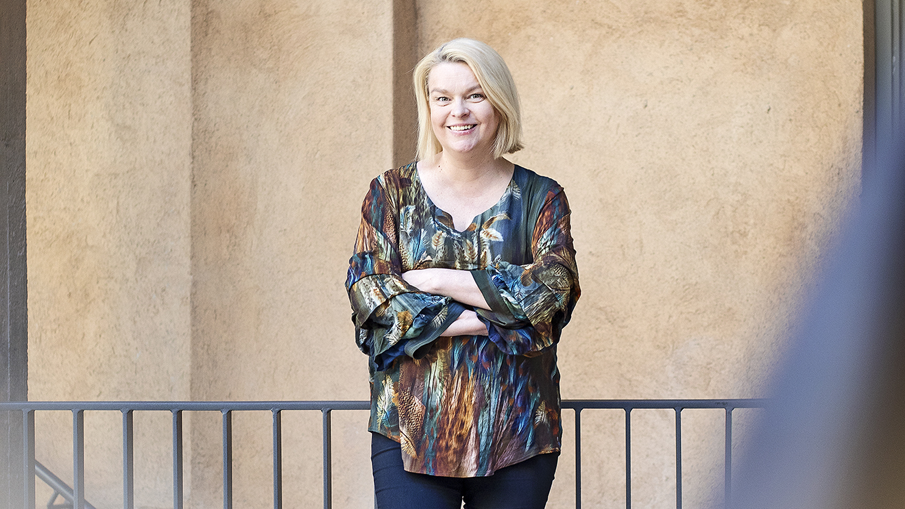 Näyttelijä Elina Knihtilä poseeraa kameralle.