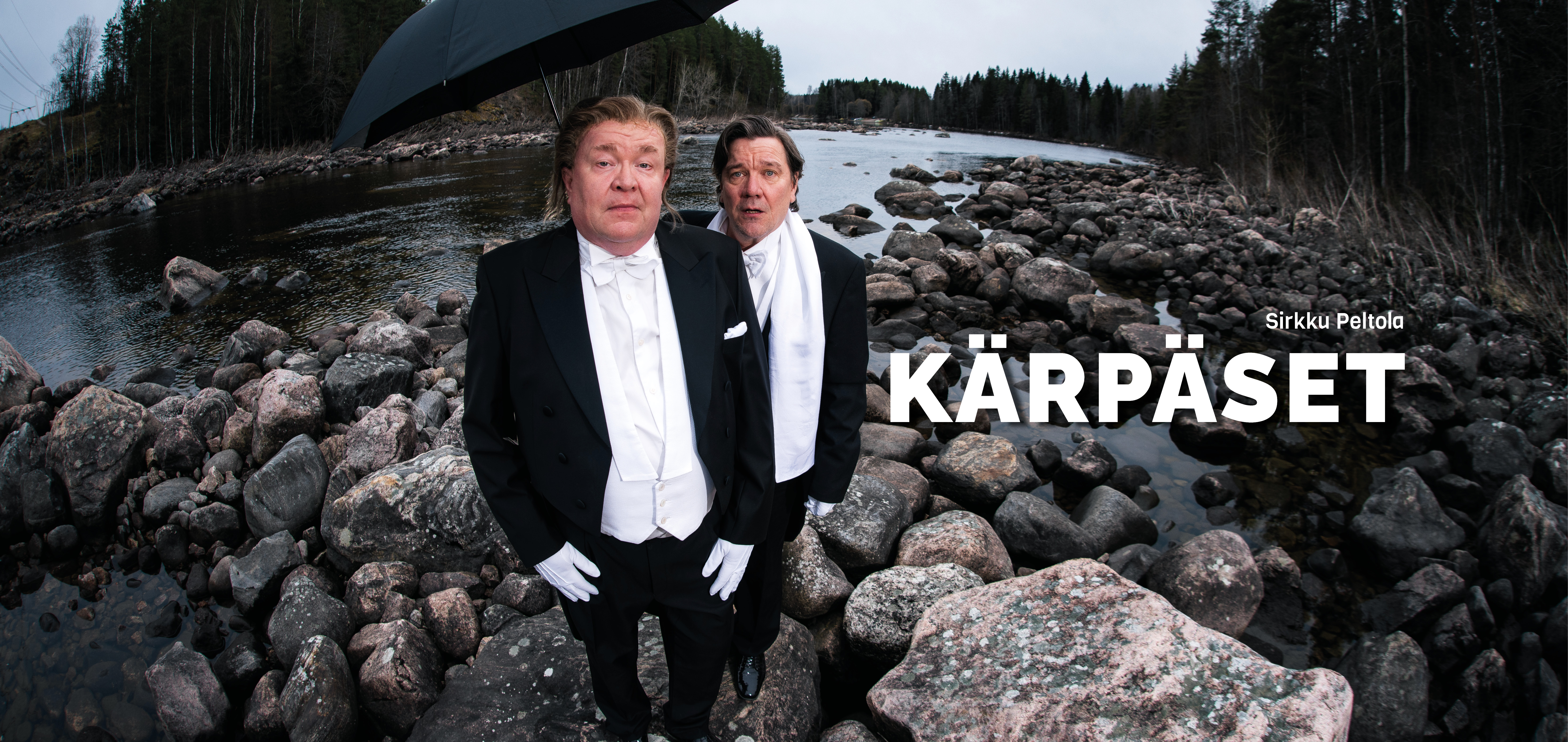 Kaksi henkilöä frakeissa seisoo kivikkoisella joenrannalla metsäisessä maisemassa; toinen pitää mustaa sateenvarjoa. Oikealla kuvassa teksti ”Sirkku Peltola – Kärpäset”.