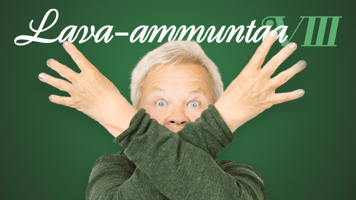 Henkilö katsoo kameraan hän pitää käsiä ristissä edessään. Kuvassa teksti: Lava-ammuntaa VIII After eight -komiikkaa